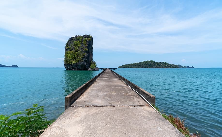 Koh Tarutao - Östlicher Pier und Felsen in der Ao Talo Wow.