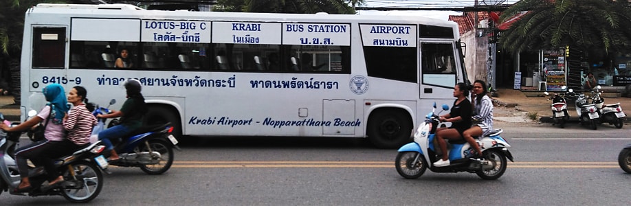 Der Shuttlebus vom Flughafen vor dem Ao Nang Beach.