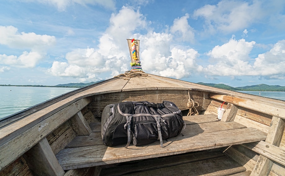 Perfekt gepackter Rucksack auf einem Longtailboot in Südthailand.