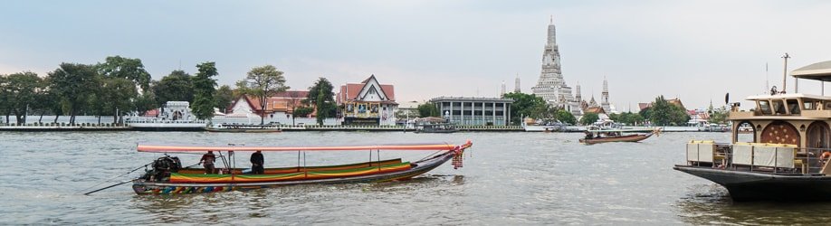 Longtailboot vor dem Wat Arun in Bangkok.