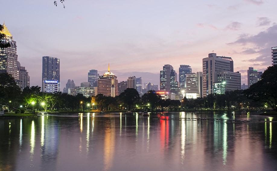 Der Lumphini-Park in Bangkok - See und Skyline