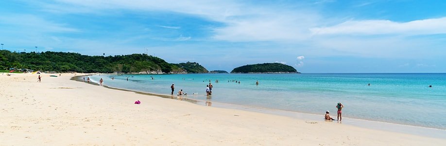 Der schöne Nai Harn Beach auf Phuket.
