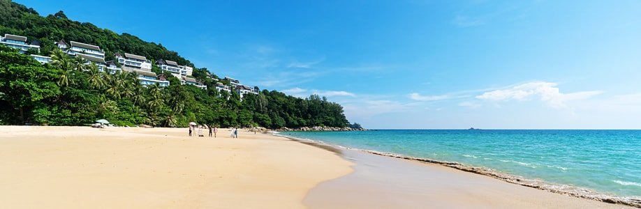 Paar und Hochzeitsfotograf am schönen Nai Thon Strand.