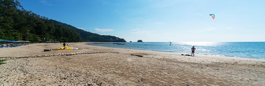 Kitesurfer am Nai Yang Strand auf Phuket.