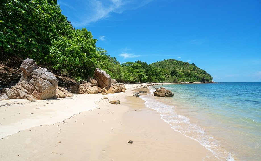 Der schöne Strand einer unbenannten Bucht.