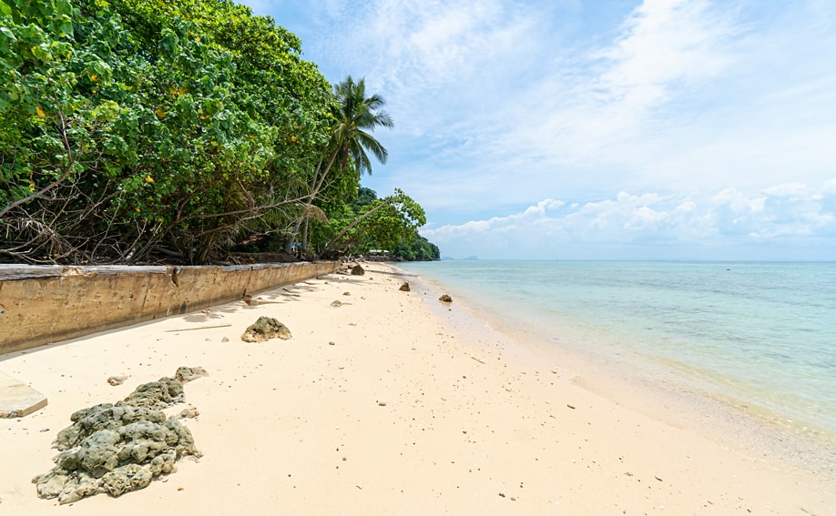 Das schmale nördliche Ende vom Hauptstrand auf Höhe des Thapwarin Resorts.