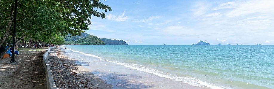 Einheimische Familien am Nopparat Thara Beach.