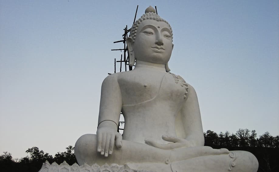 Pai Sehenswürdigkeiten – Weiße Buddha Figur des Wat Phra That Mae Yen.