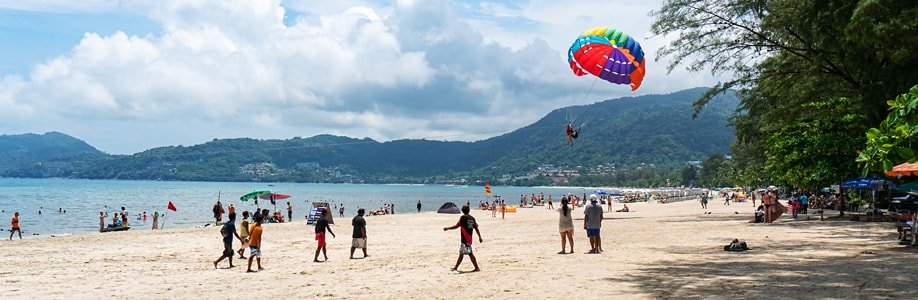 Der geschäftige Patong Beach auf Phuket.