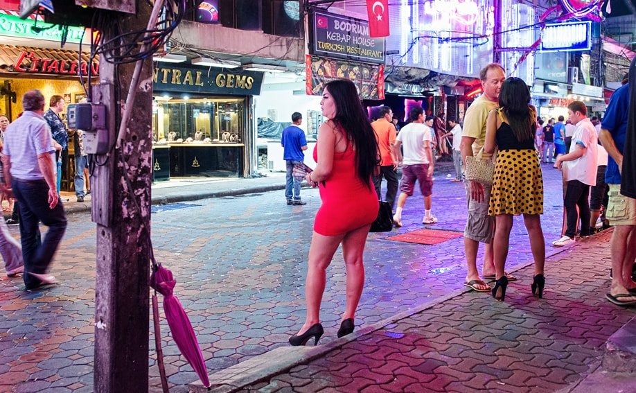 Prostituierte und Freier in der Pattaya Walking Street.