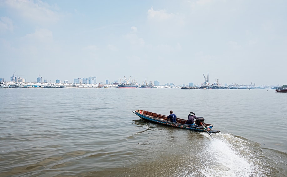 Mit dem Longtail Boot über den Chao Phraya River.