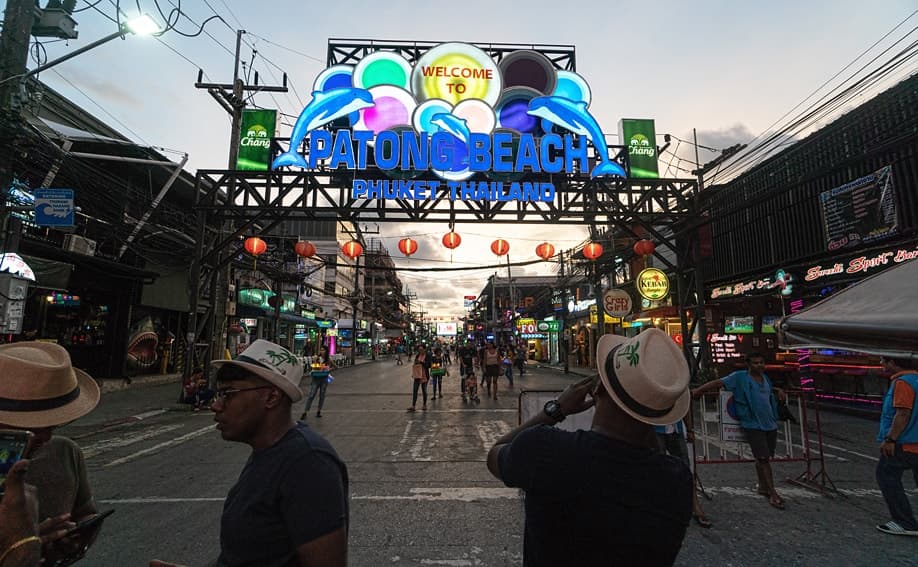 Die Bangla Road liegt am Patong Beach und gehört zu den Sehenswürdigkeiten auf Phuket.