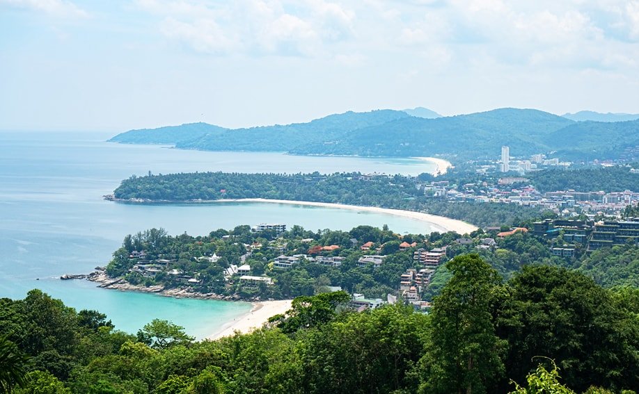 Drei schöne Strände auf einem Bild - Der Karon Viewpoint mit Blick auf Kata Noi, Kata Yai und Karon Beach.