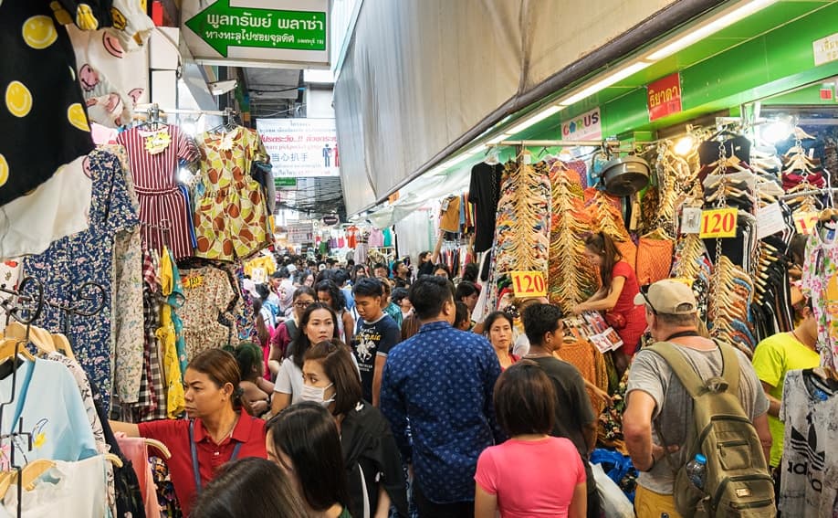 Touristen und Einheimische auf dem Pratunam Market.