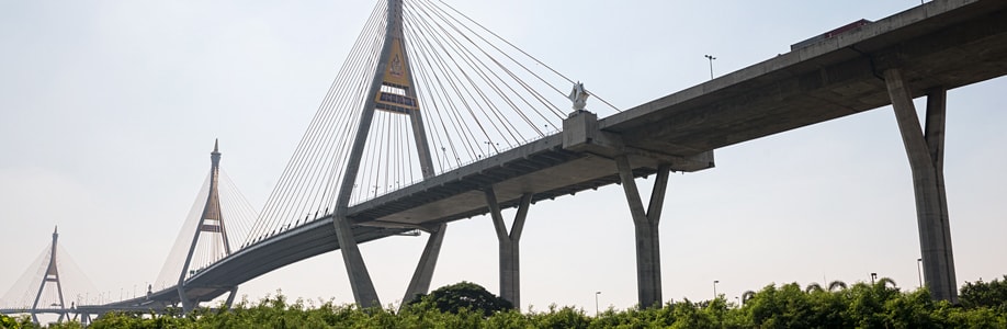 Die Rama VIII Brücke in Bangkok