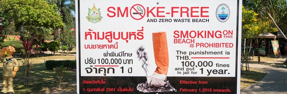 Schild zum Rauchverbot an einem Strand in Thailand.