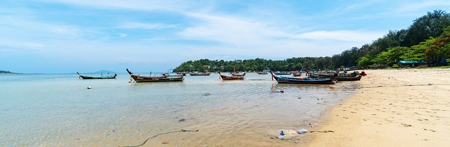 Longtail-Boote am Rawai Beach.