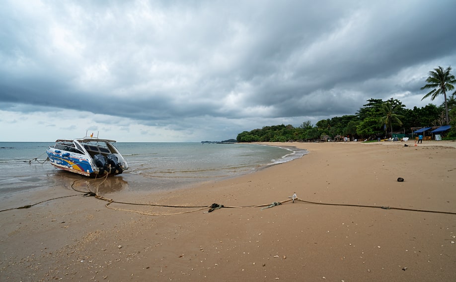 Boot am Relax Beach bei Ebbe.