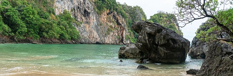 Grotte am Sabai Beach.