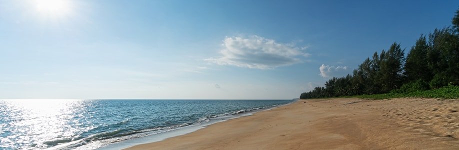 Der Sai Kaew Strand auf Phuket.