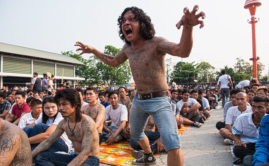 Auf dem Sak Yant Festival am Wat Bang Phra: Teilnehmer, nachdem er sich einen Tiger stechen lassen hat