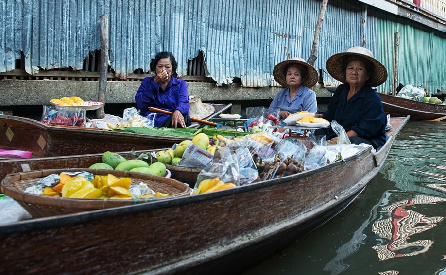 Verkäuferinnen auf einem schwimmenden Markt bei Bangkok.