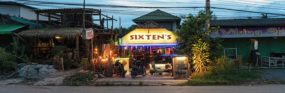 Die Sixten's Bar nahe dem Long Beach am frühen Abend.