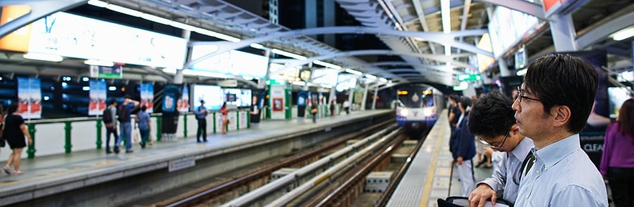 Passanten warten auf den Skytrain