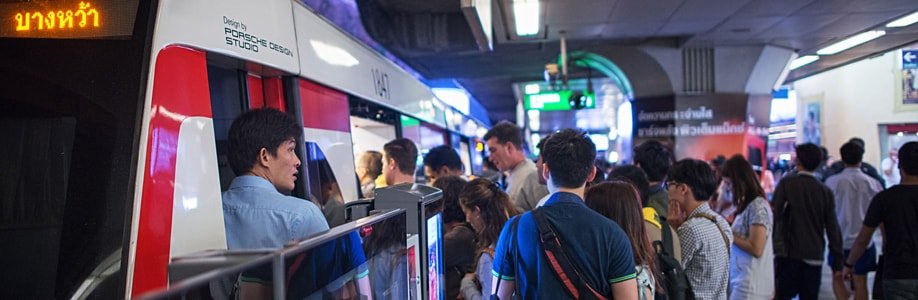 Fahrgäste steigen in einen Zug des Skytrain