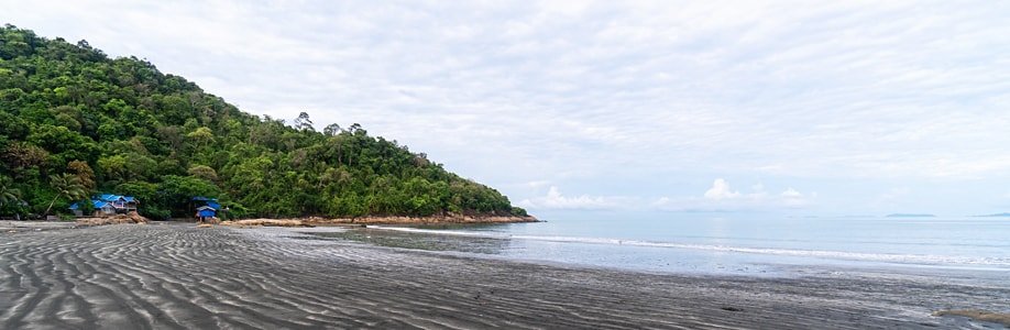 Der Strand bei Mama's Bungalow.