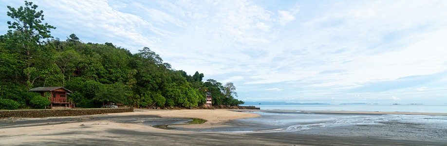 Strand vor dem Ta Daeng Bay Resort auf Koh Chang.