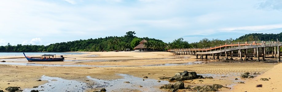 Strand des Blue Sky Resort bei Ebbe.