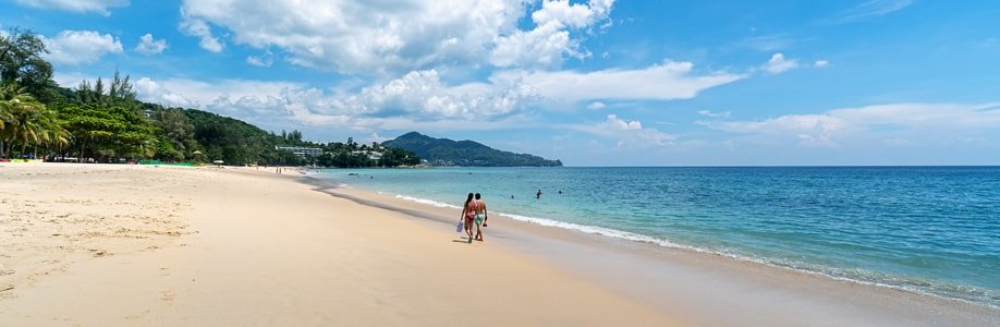 Paar am <i>Surin Beach</i> auf Phuket.