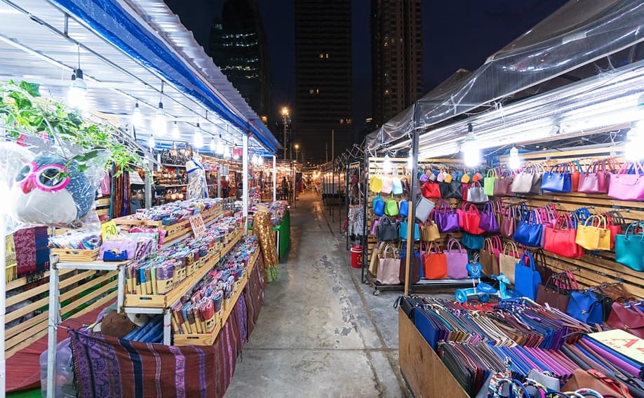 Verkaufsstände mit Handtaschen und Tüchern auf dem Talad NEON.