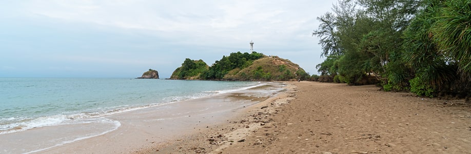 Leuchtturm und Tanod Strand im Mu Koh Lanta Nationalpark.