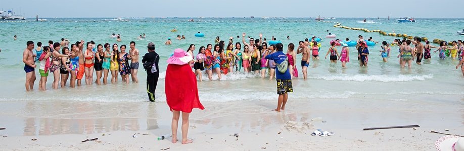 Chinesische Reisegruppen am Tawaen Beach auf Koh Larn