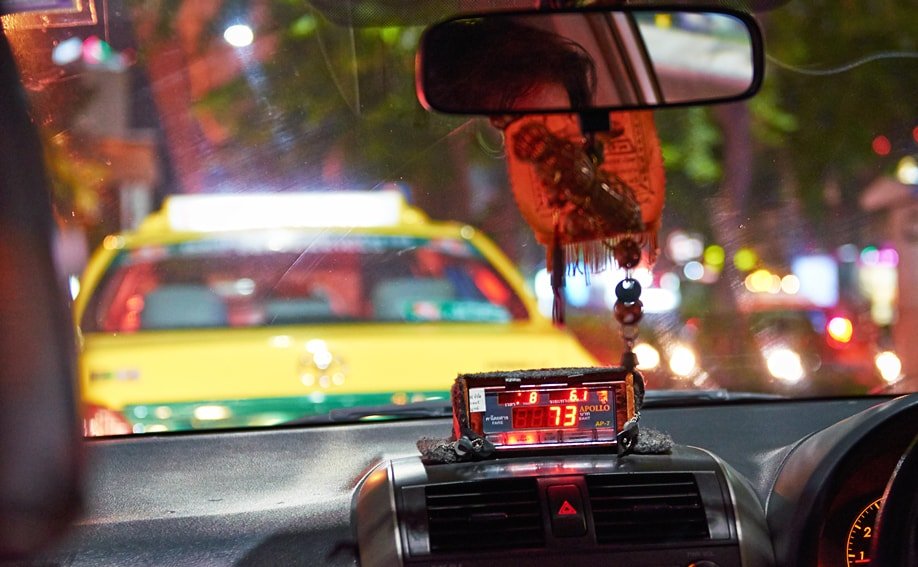 Taxameter von einem Taxi in Bangkok.