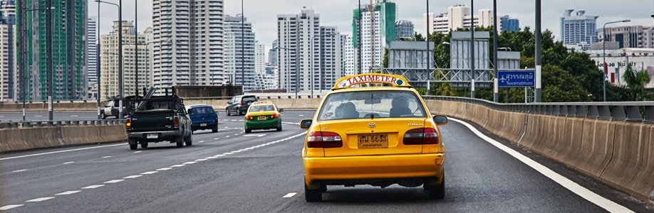 Taxi auf dem Weg zum Suvarnabhumi Airport in Bangkok