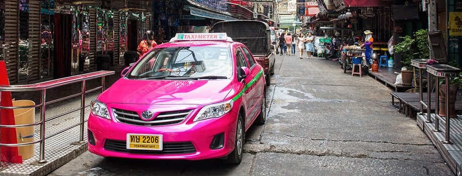 Stehendes Taxi in der Soi Cowboy Bangkok
