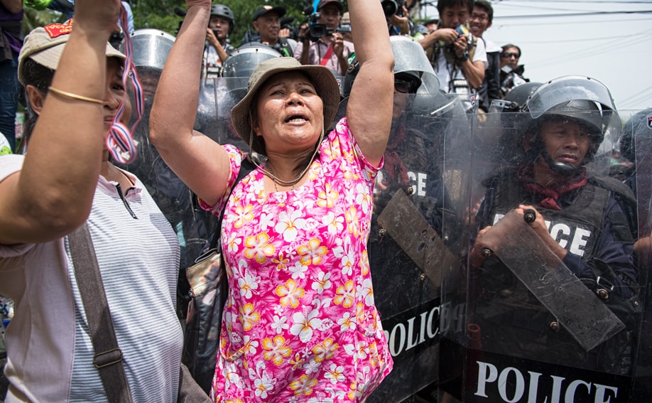 Shutdown Bangkok - Demonstranten treffen auf Polizisten