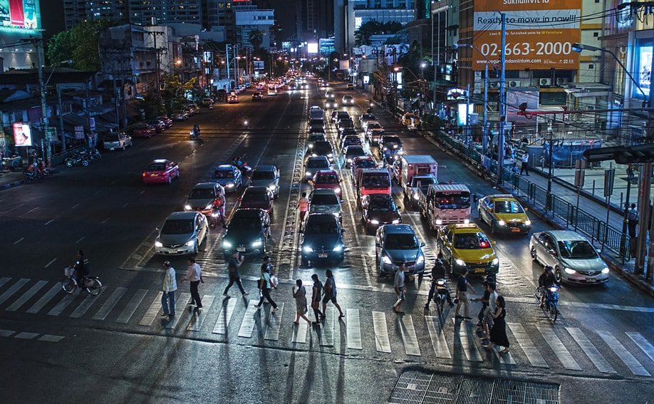 Straßenkreuzung in Thailand