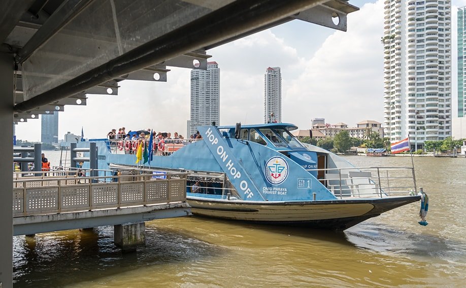 Hop on Hop off Tourist Boat am Sathorn Pier in Bangkok.