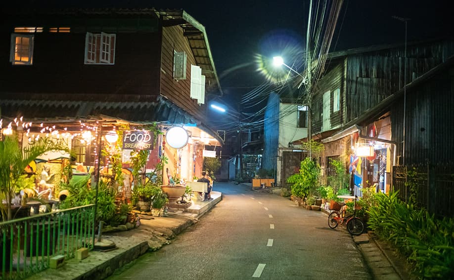 Die nächtliche Charoen Road in Trat Thailand.