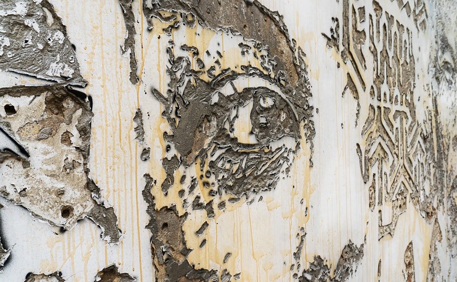 Scratching the Surface von Vhils.