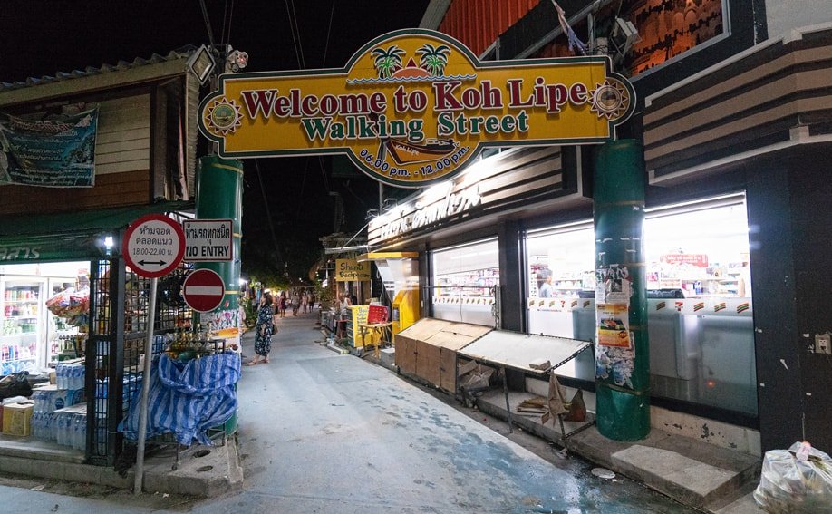 Eingang zur Walking Street auf Koh Lipe.