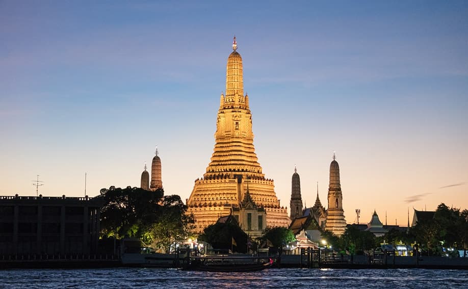 Der abends beleuchtete Wat Arun in Bangkok.