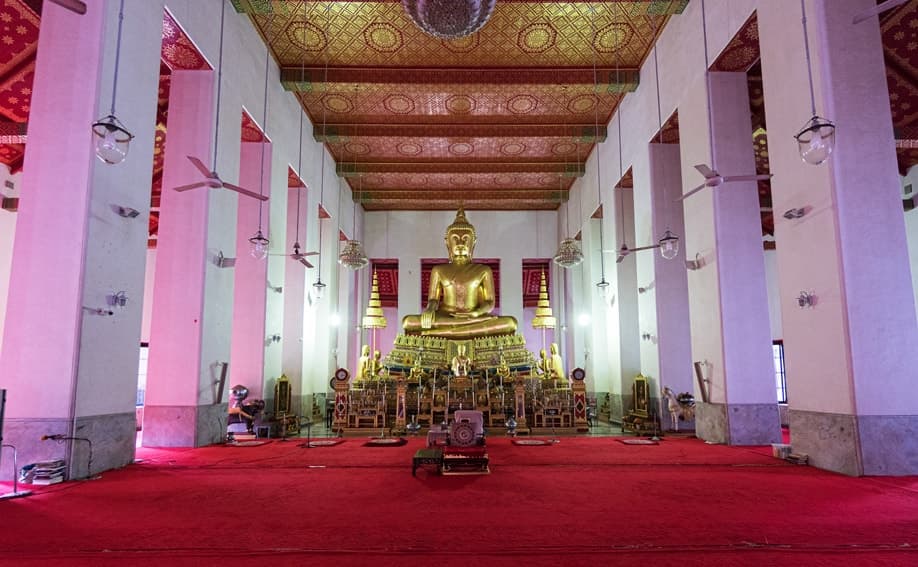Sitzender Buddha im Ubosot des Wat Mahathat