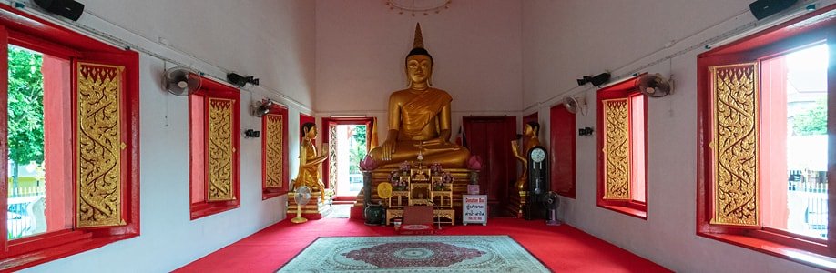 Sitzender Buddha im Wat Mongkol Nimit.