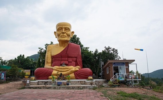 Mönch-Statue beim Kuan Yin Viewpoint auf Koh Larn