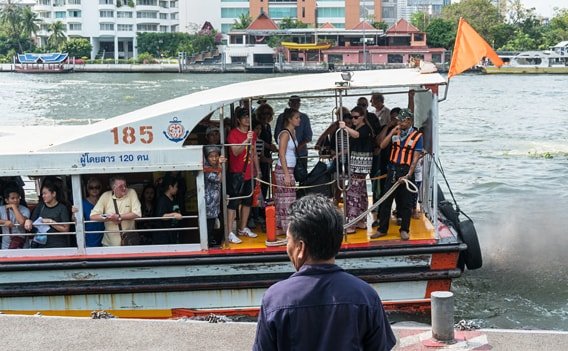 Das Chao Phraya Expressboot mit der orangenen Fahne.